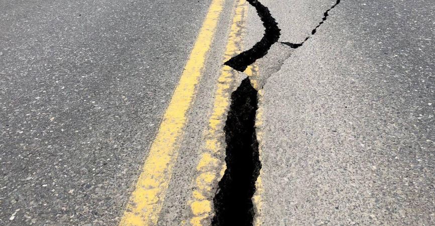 Ρωγμή σε δρόμο από σεισμό